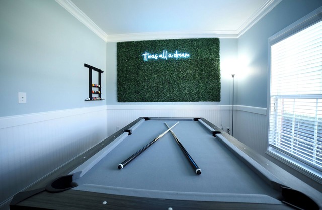 Huge 5 Bdrm W/King Bed Hot Tub