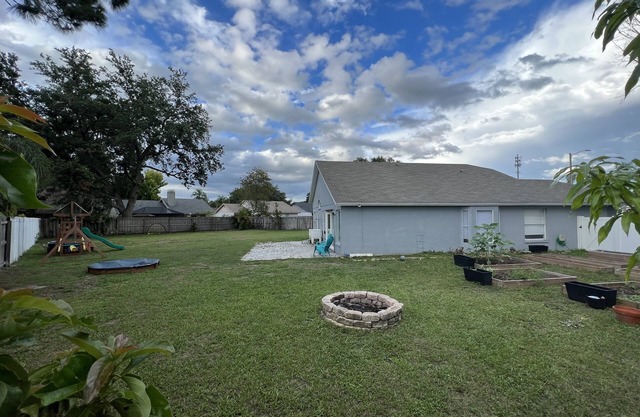 HUGE backyard/playground/pets are FREE!