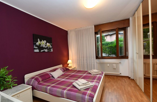 Huge Balcony | Mountain View | 2 free parking | Library | Jacuzzi