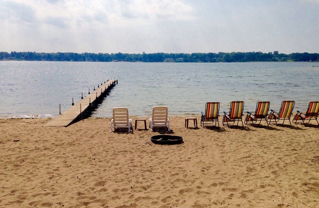 Huge beach house! Kayaks, fire pit, game room! Gentle Sandy slope, Crystal clear