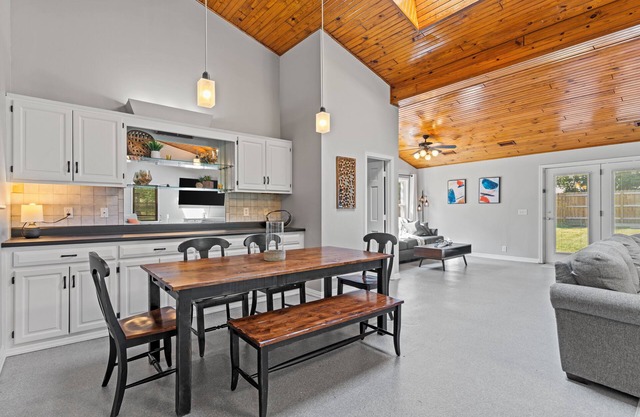 Huge Entertainment Room + King Suite & 6 TVs!