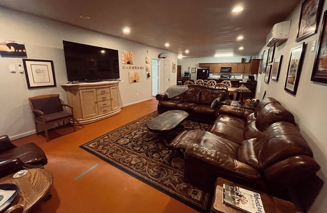 Huge Historic Downtown Minot 3bd Apartment