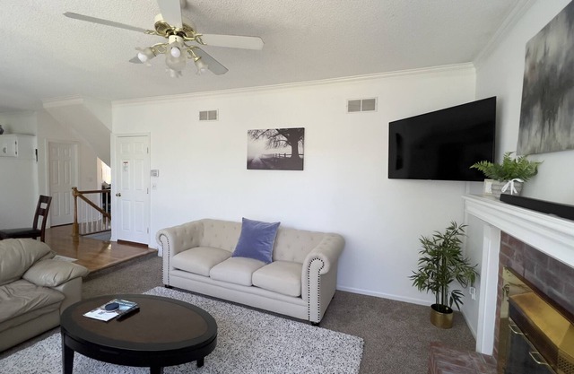 Huge house 4BR, 3 Bath with High Speed Wifi