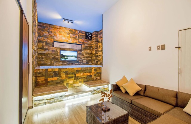 Huge Jacuzzi! 6-bedroom apartment one block from Park LLeras 6 private bathrooms