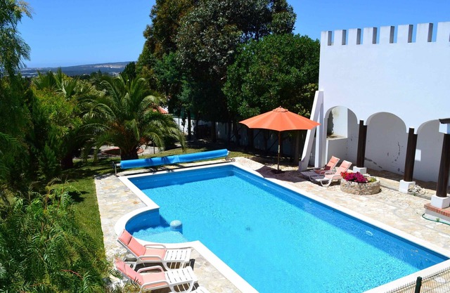 Huge salt water heated pool, BBQ, WiFi, child focussed.