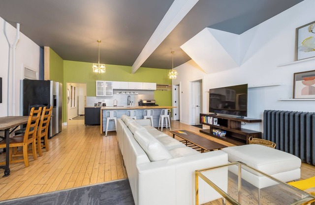 HUGE & Sunny 16 Bed Home~Arcade~ Event Space~Theatre, in the BEST Location!