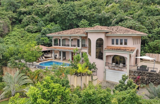 Huge Villa - Secluded Setting - Tons of Amenities