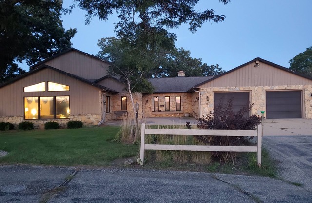 HugeHome.Hottub 2 Stocked Ponds acres of yard. Riverview trails, 14mi to Madison