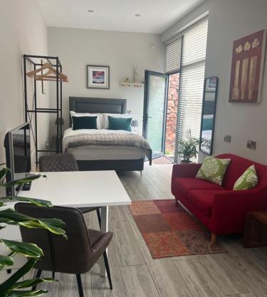 Hugo Mews Bright Studio Apartment