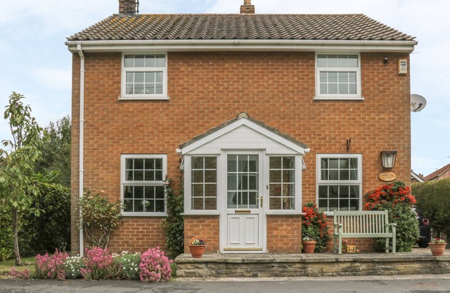 HUMBLE BEE COTTAGE, family friendly, with a garden in Hunmanby