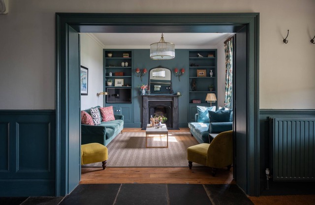 Hummingbird House - a cottage that sleeps 11 guests in 5 bedrooms