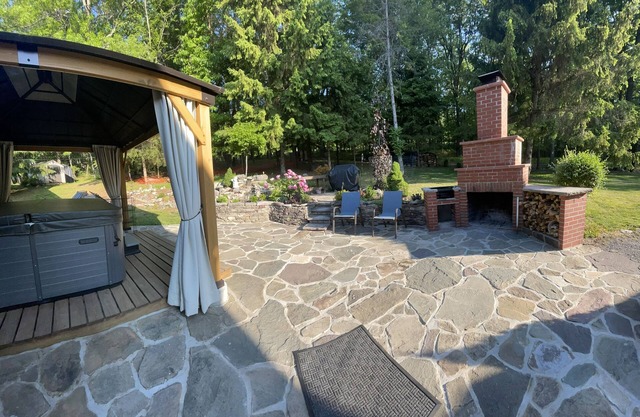 Hummingbird Paradise in Pocono, hot tub,sauna,close to vineyards and ski resort.