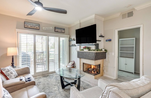 Huntington Beach Condo w/Pool < 1 Mi to Pier!