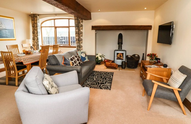 HURDLES COTTAGE, family friendly, with pool in Great Driffield