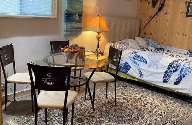 Huron Lakefront Romantic Cottage/pet friendly/Outdoor Shower for you/pets.