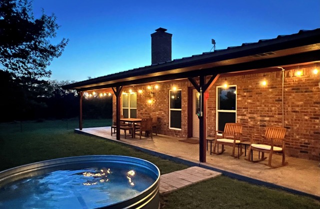 Huruma 3 BR by Fossil Rim, Hiking, Farm & Ranch Stay- Goats, Pigs & Disc Golf!