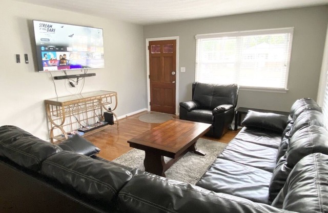 HY - King Suite, 4Tvs, Wi-Fi, 3BR, 30 day discount