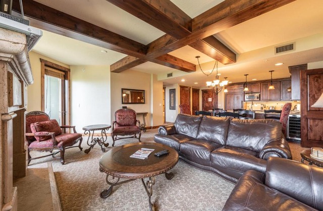Hyatt one bedroom, balcony, outdoor swimming pool & hot tub, firepit, walk to hiking & biking trails