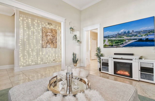 Hyde Park Location | Pet-Friendly | Gym | Sauna
