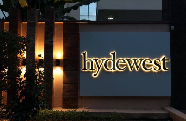 HYDEWEST INDIA Luxury Orchid Gold King Studio with Kitchenette