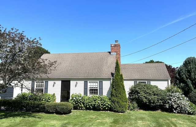 Hydrangea House! Beach house with deck, yard & play space - 2 miles to the beach