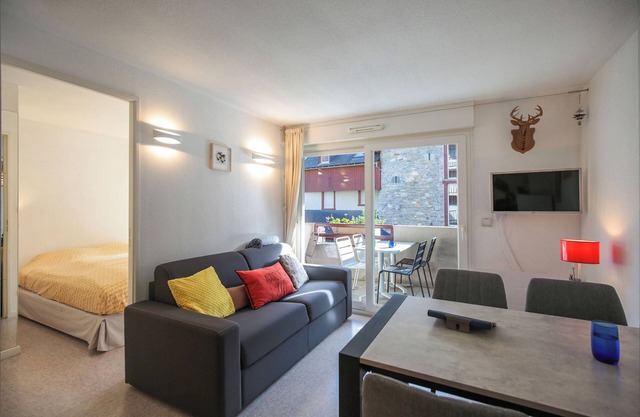 Hypercentre, 4 persons, bed linen included, fibre, balcony, garage, clean, 3*.