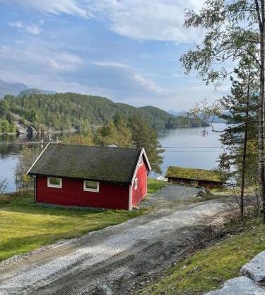 Hytte ved sjøen med båtutleige