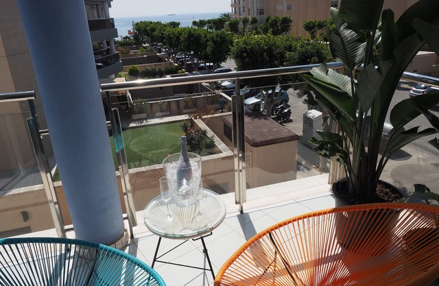 Ibiza Beach 3Bedroom Apartment, wi-fi, balcony with sea view