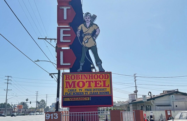 Iconic motel on Beach Boulevard only 5 mins from Knotts Berry Farm and Soak City