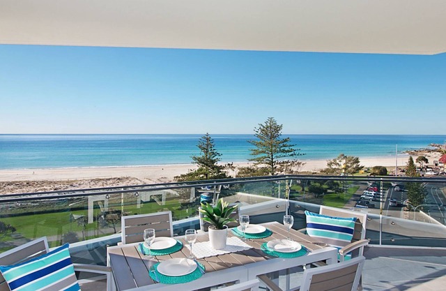 Iconic Unit 704 Luxury beachfront apartment with Wi-Fi on Kirra beach in Coolangatta