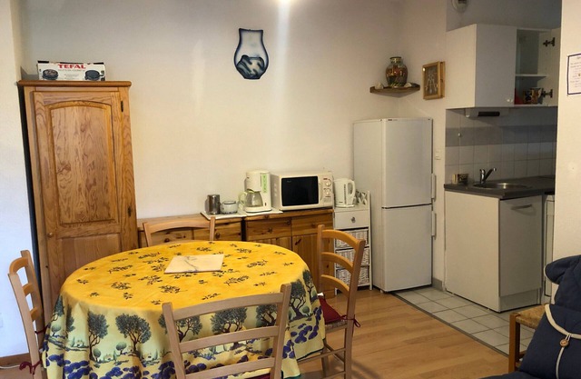 Ideal 2-Room + Cabin Apartment with Ski-in Access and Private Parking