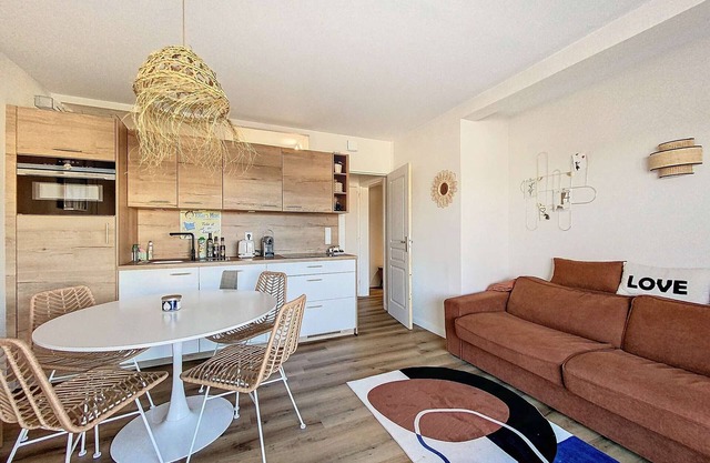 Ideal Beach T2 Cabin with Parking, Pets Allowed