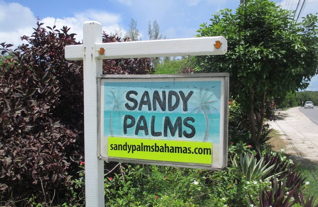IDEAL BEACHFRONT APARTMENT at HOOPERS BAY, Spacious 3 Bed/3 Bath for 6+
