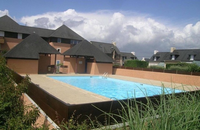 Ideal Coastal Getaway: Duplex with Pool, Near Beaches, 2 Rooms, Sleeps 4
