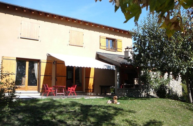 Ideal house for a family of 8 on ERR, 5 km from Spain and 20 minutes from the slopes.