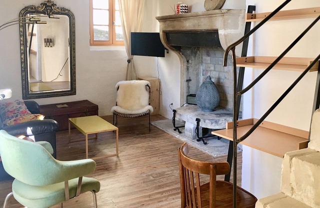 ideal location in the heart of the village and at the foot of the Château de Grignan