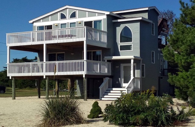 Ideal Location of Harvey Cedars, just steps from the Bay, 3-4 min walk to beach