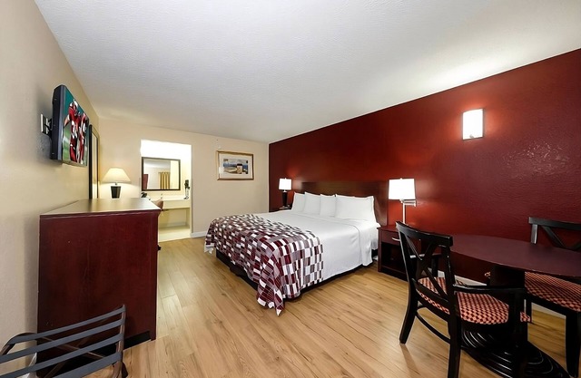 Ideal Mix of Comfort and Value! Outdoor Pool, Free Parking, Pet-friendly!