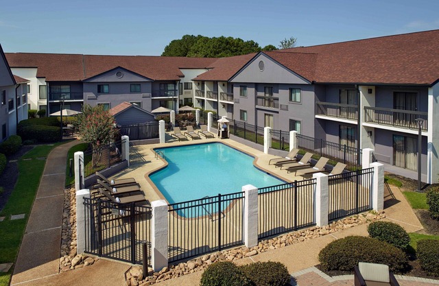 Ideal Mix of Value, Comfort and Convenience! 2 Family-friendly Units, Pool