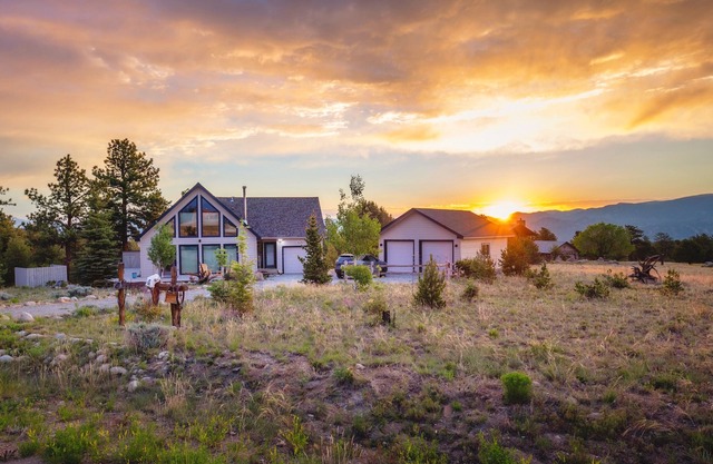 Ideal Mountain Retreat! Peak Views, 15 Minutes to Salida and BV. Fast WIFI.