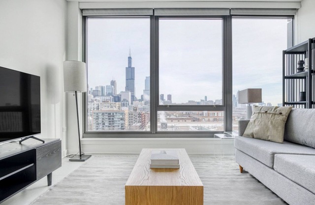 Ideal West Loop 1BR w/Pool, Coworking & Gym, 1 block to L, by Blueground