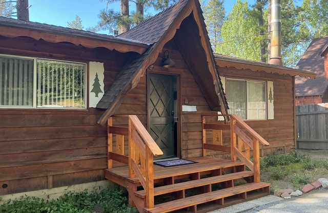 Idy Hus. Updated cabin near Idyllwild Arts and Town