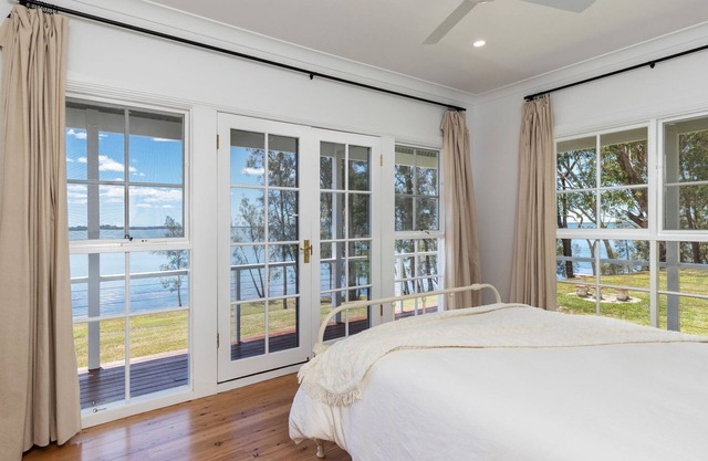 Idyll Lakehouse -A peaceful, picturesque and ideal place with expansive, private water frontage