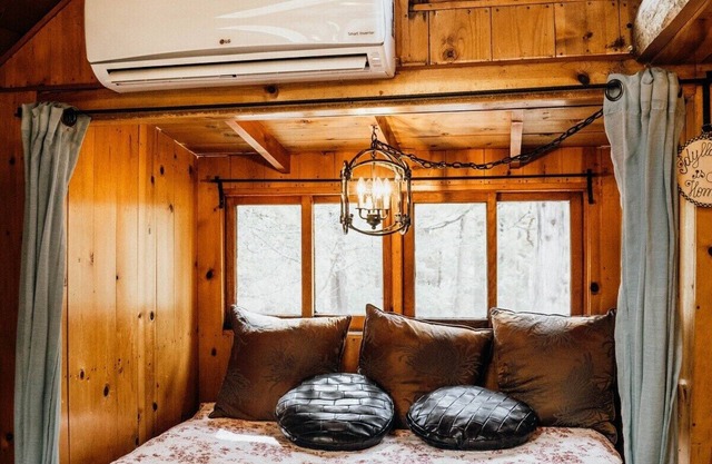 Idyllcottage: Located in Historic District with Spa, Fireplace, AC, Fenced-Patio, and Pet-Friendly!