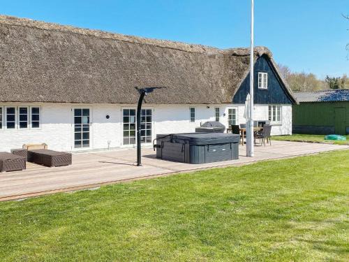 Idyllic Thatched Cottage Retreat-By Traum