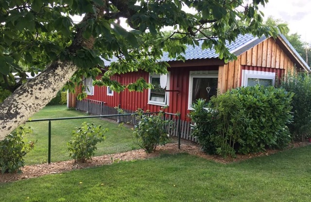 Idyllic vacation home away from the city noise directly on the Müritz arm