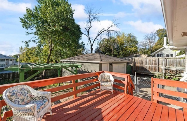 Ignatius’ House Come in & relax in Des Moines in a home with AC, WiFi, heater,