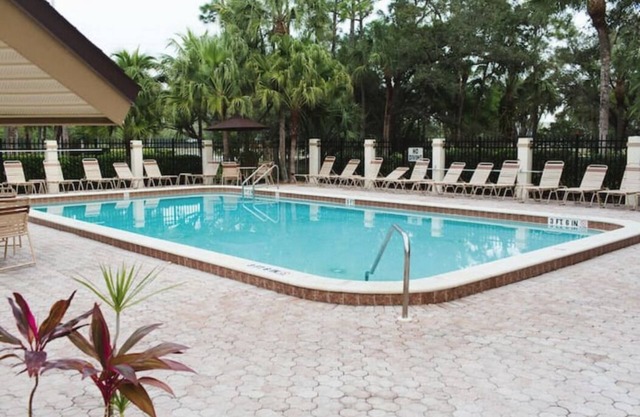 Immaculate Fort Myers Condo, ideal location-quiet