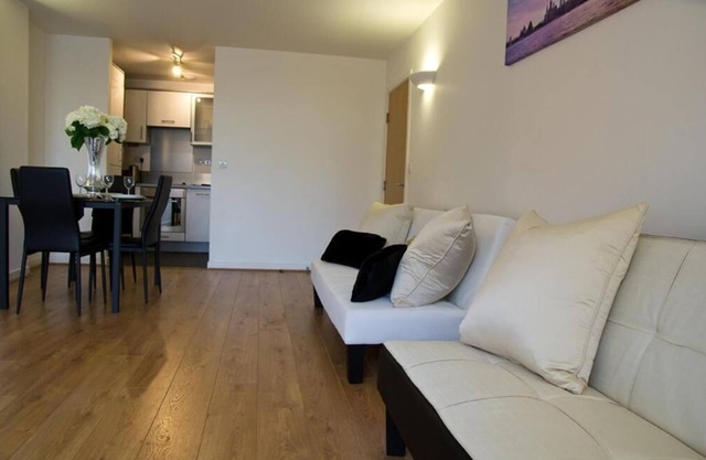 Impeccable 2-Bed Apartment in Brentwood
