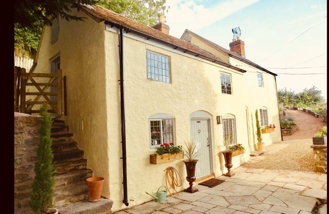 Impeccable 3-Bed 17th Century Luxury Cottage